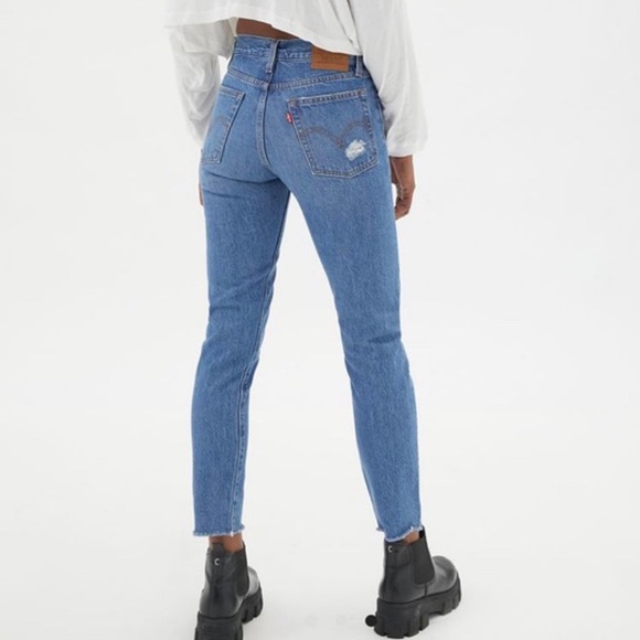 Levi's Wedgie Fit Distressed - Picture 2 of 6